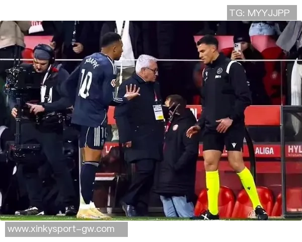 姆巴佩因裁判第98分钟吹哨不满上前理论遭黄牌处罚引发争议 姆巴佩因裁判第98分钟吹哨不满上前理论遭黄牌处罚引发争议